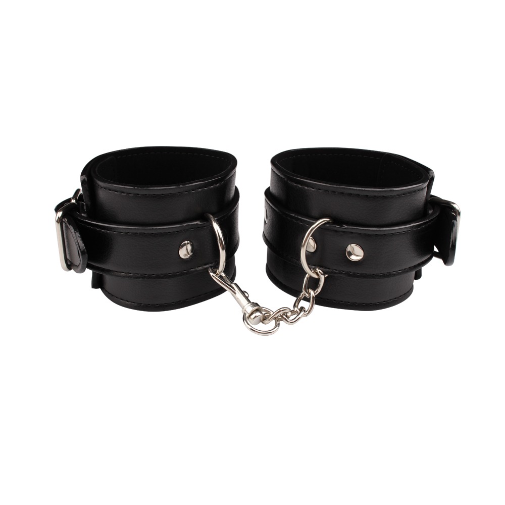 Оковы Chisa Behave! Luxury Fetish с металлической фурнитурой, черные