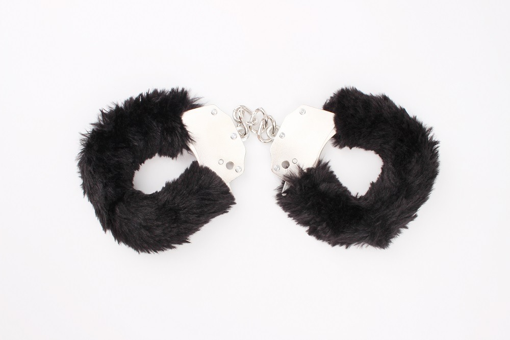 Наручники металлические Chisa Hi-Basic Fur-lined Handcuffs с черным мехом