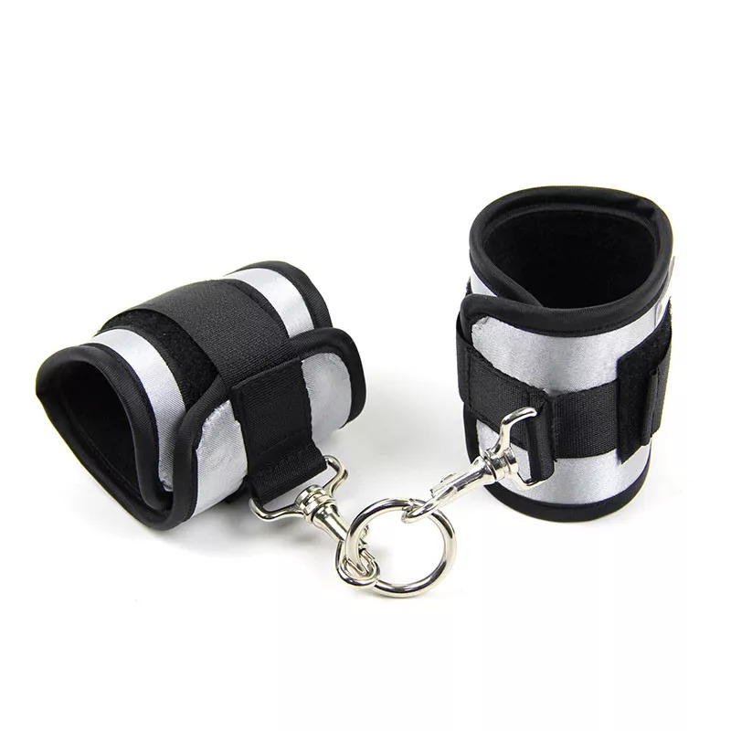 Набір з кляпа з червоною кулькою та наручників Roоmfun Ball Gag and Wrist Restraint Set, чорний