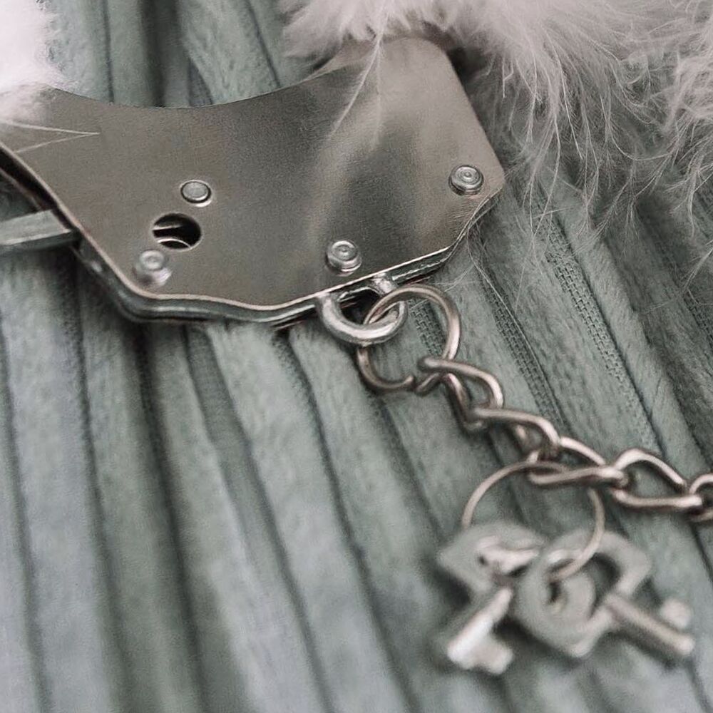 Наручники металеві Adrien Lastic Handcuffs White з білим пухнастим оздобленням
