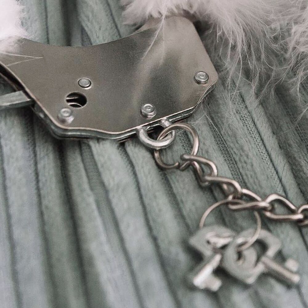 Наручники металеві Adrien Lastic Handcuffs Black з чорним пухнастим оздобленням