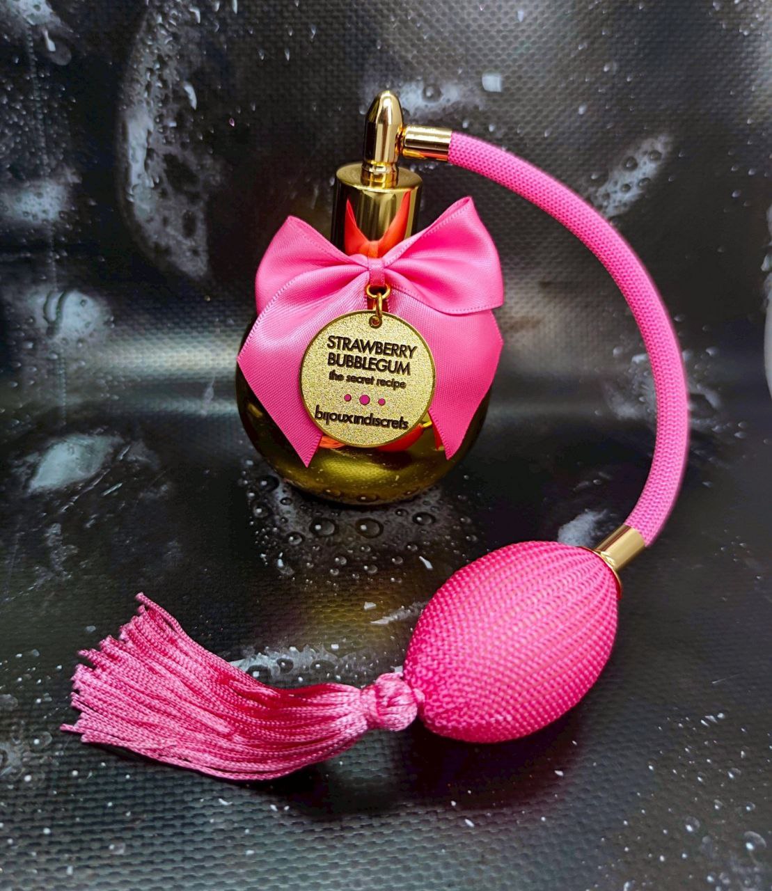 Парфум для тіла з феромонами Bijoux Indiscrets Strawberry Bubble Gum та ароматом полуничної жуйки