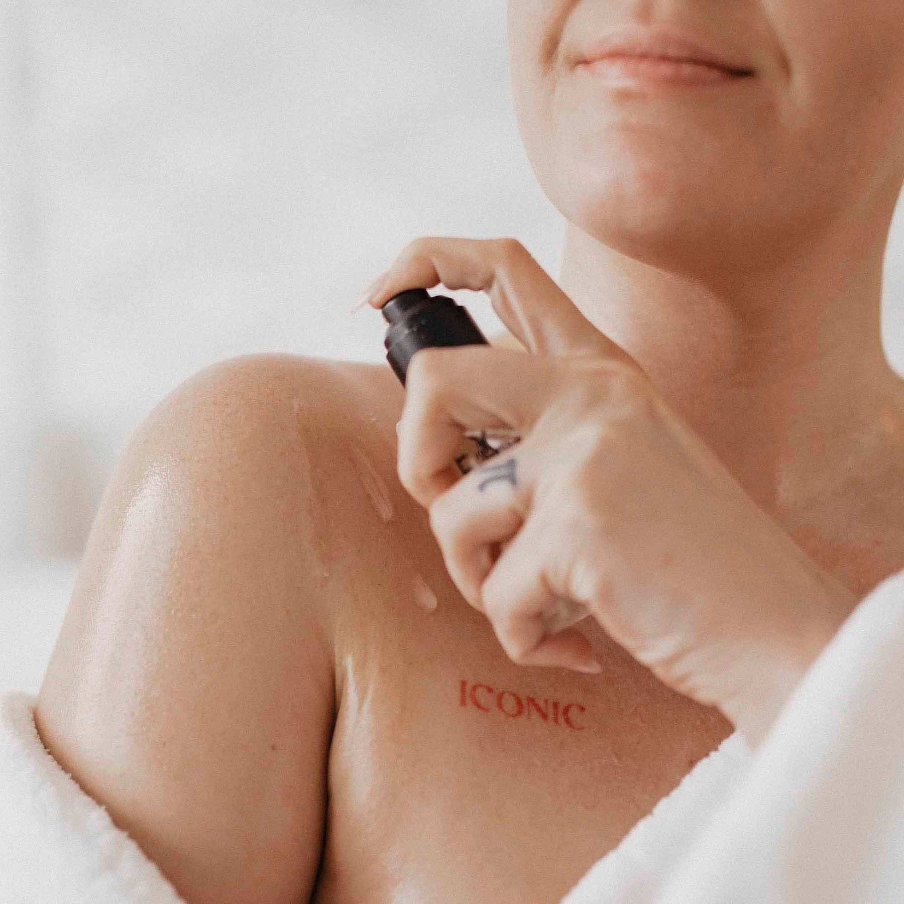 Розігріваюча їстівна масажна олія Bijoux Indiscrets WARMING MASSAGE OIL Slow Sex