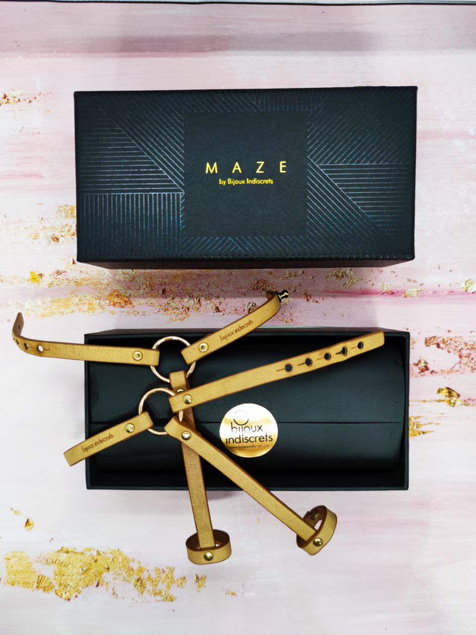 Пара браслетів на зап'ясті та палець Bijoux Indiscrets MAZE Hand Bracelet Harness Brown, екошкіра