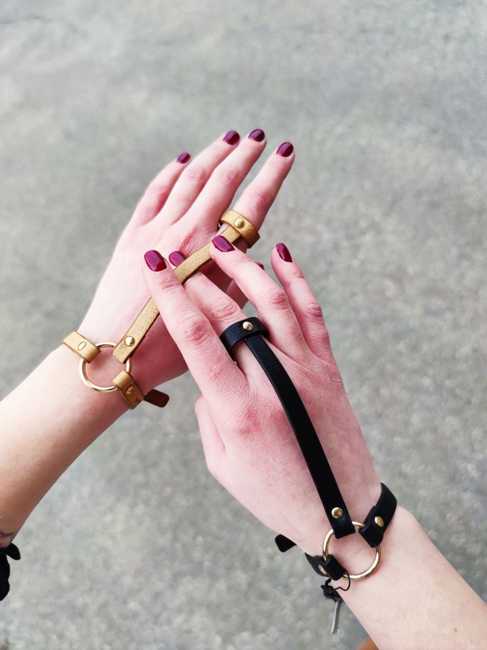 Пара браслетів на зап'ясті та палець Bijoux Indiscrets MAZE Hand Bracelet Harness Brown, екошкіра