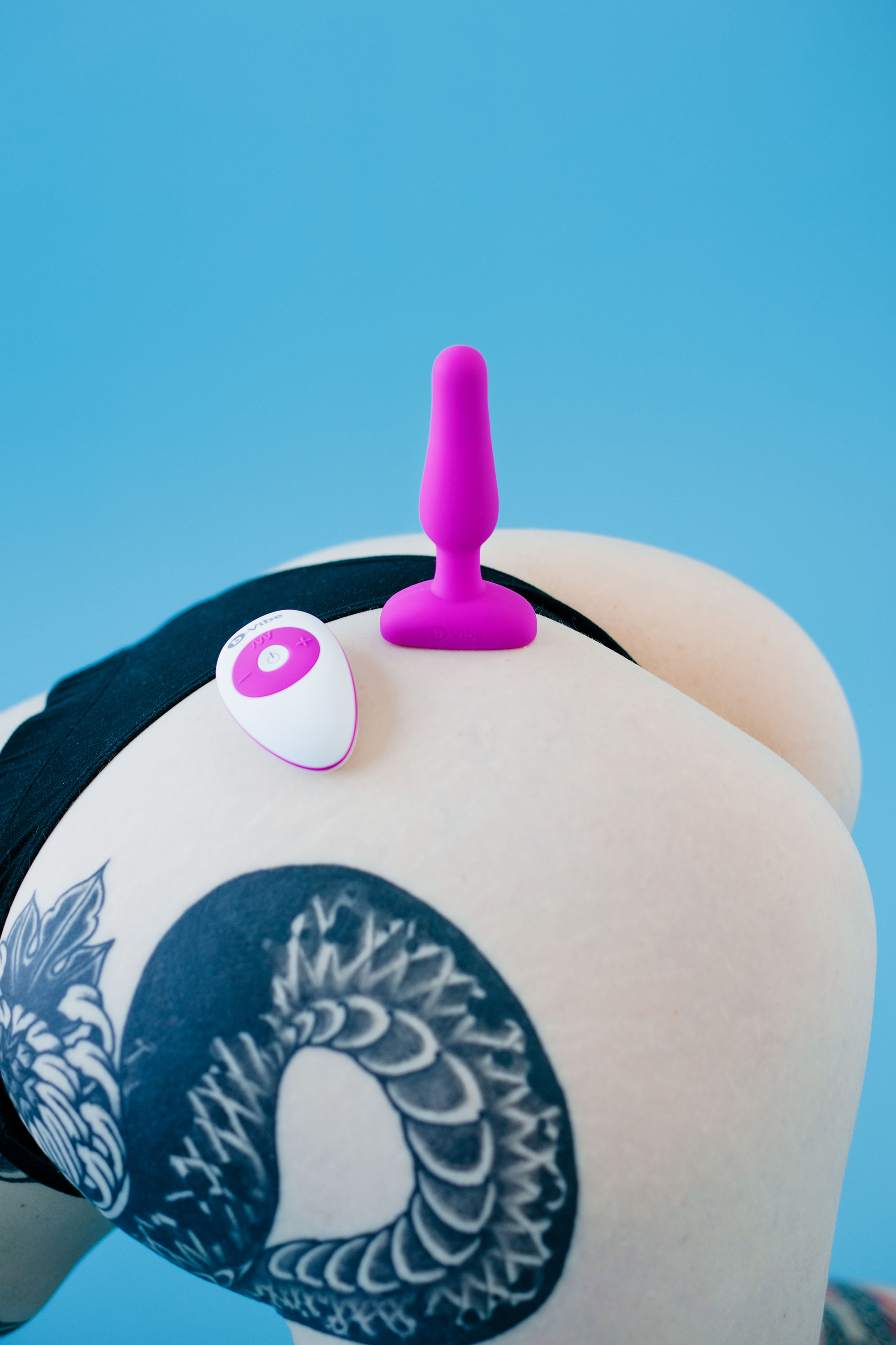 Анальна пробка з вібрацією b-Vibe Novice Plug Fuchsia, рожева