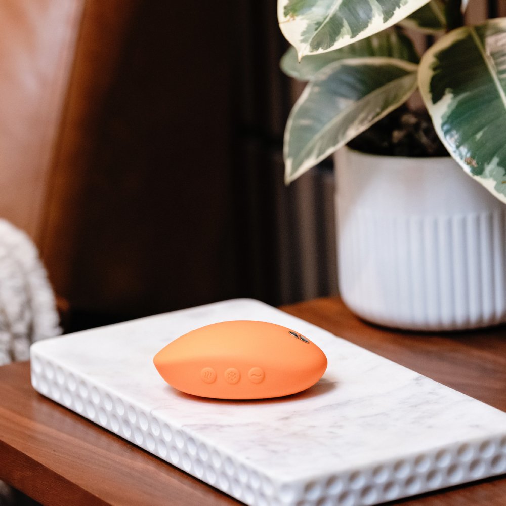 Кліторальний вібратор We-Vibe Temp Tangerine з функцією нагрівання та охолодження, помаранчевий
