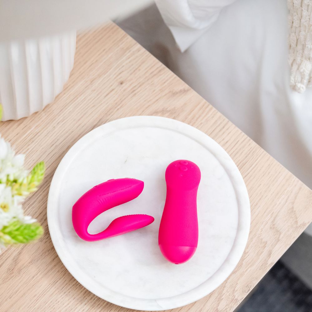 Вібратор для пар We-Vibe Chorus Pro Electric Pink з пультом і додатком, рожевий