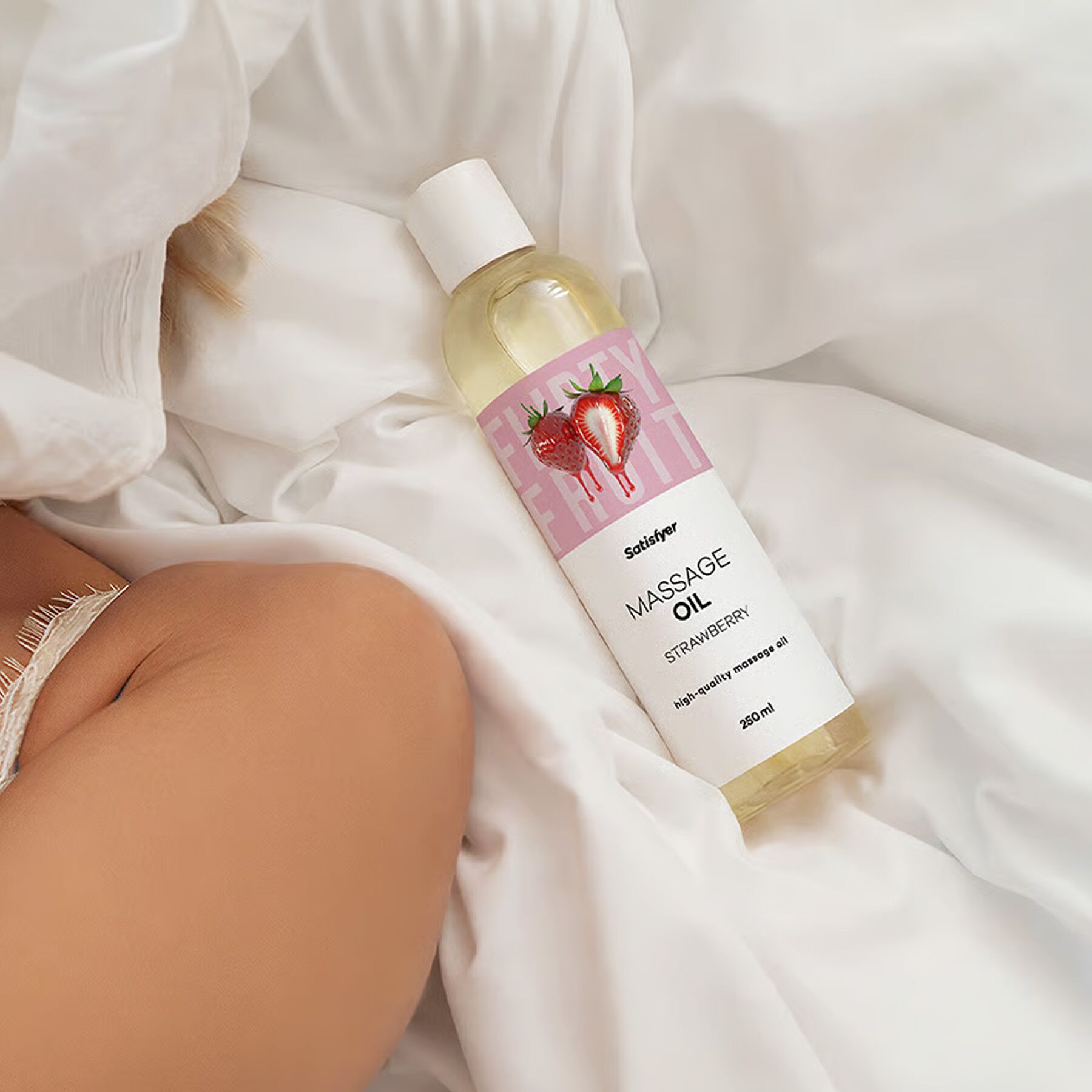 Распродажа!!! Массажное масло Satisfyer Massage Oil Strawberry 250 мл (срок 30.04.2027)