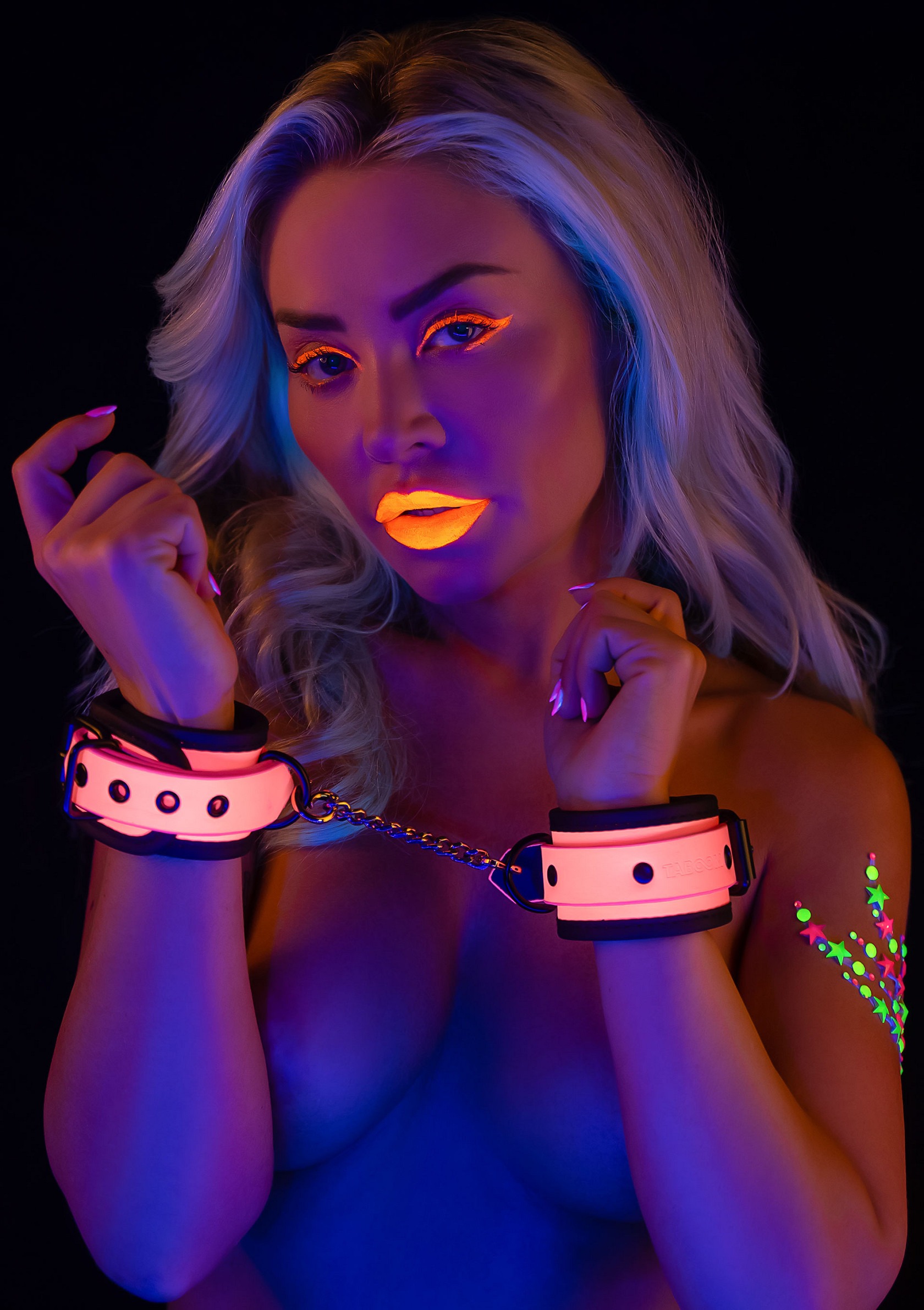 Наручники, що світяться в темряві Taboom Glow In The Dark Wrist Cuffs, рожеві