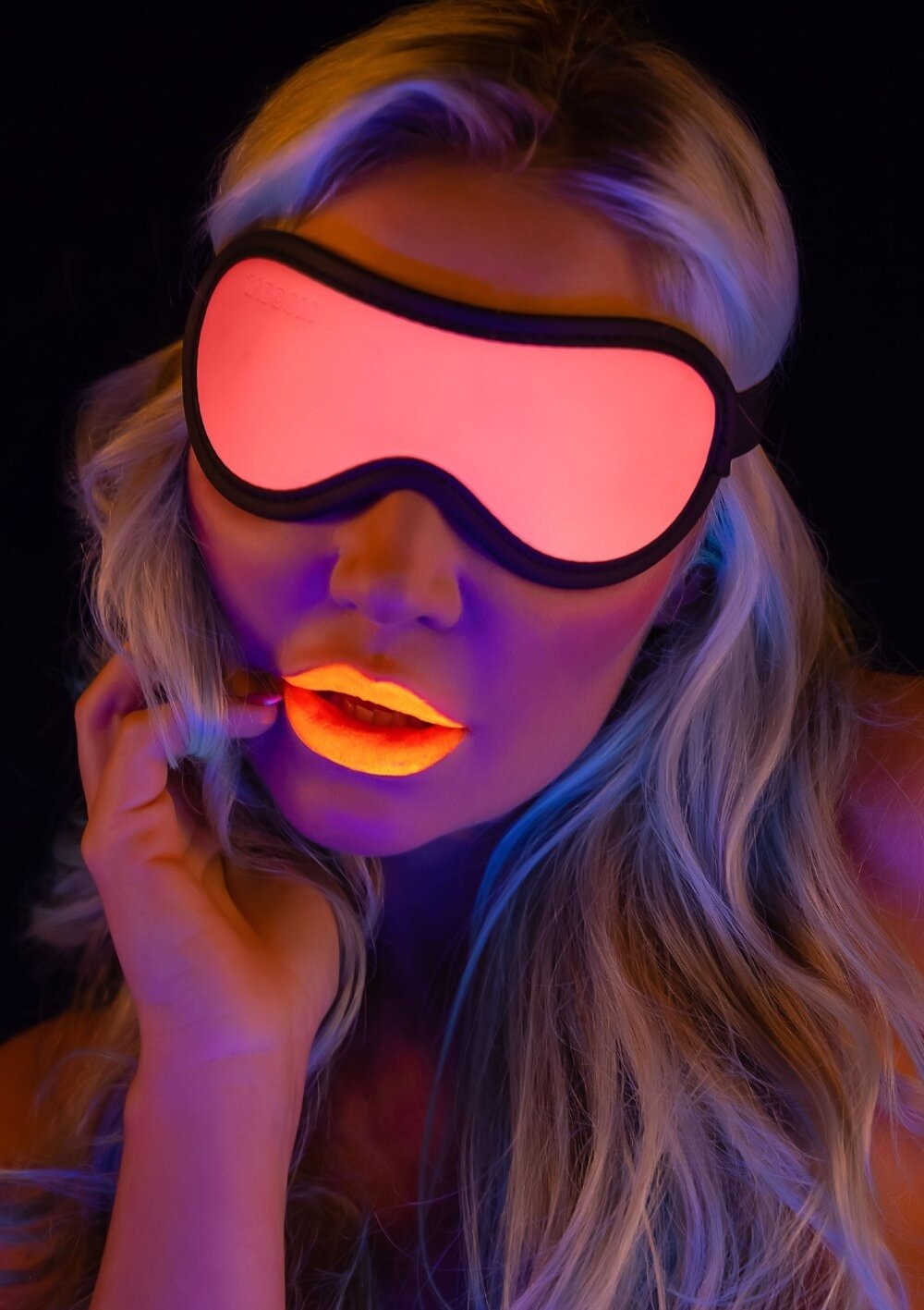 Маска на очі, що світиться у темряві Taboom Blindfold рожево-чорна