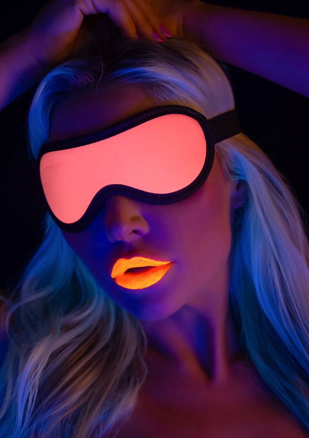 Маска на очі, що світиться у темряві Taboom Blindfold рожево-чорна
