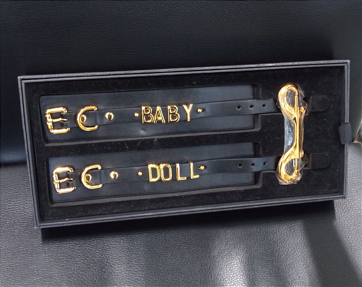 Наручники с надписью BABY DOLL от UPKO из итальянской кожи, черные с золотой фурнитурой