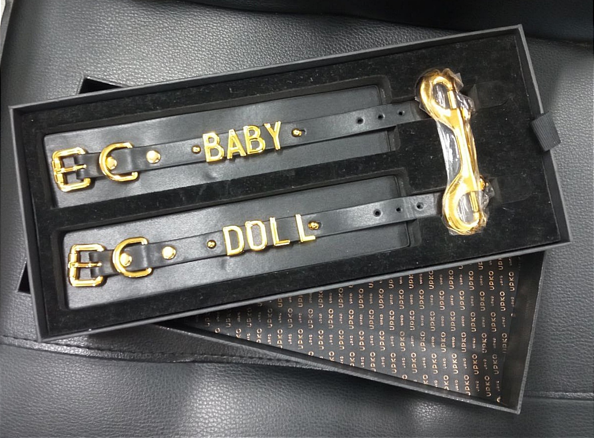 Наручники с надписью BABY DOLL от UPKO из итальянской кожи, черные с золотой фурнитурой