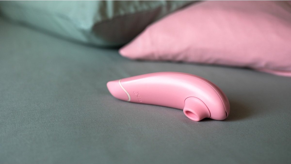 Бесконтактный клиторальный стимулятор Womanizer Premium ECO из био материалов, PINK