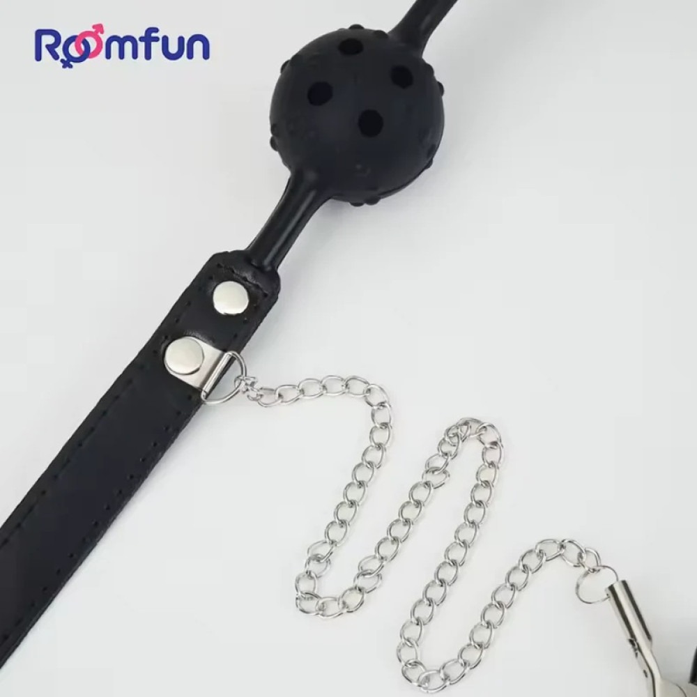 Кляп-шарик с отверстиями Roomfun с зажимами для сосков, черный-красный